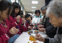 長青食堂與學童溫馨共餐 當地農產入菜