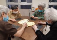 蘭陽仁愛之家　安養長者棉棒作畫慶雙十